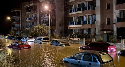 Bergama’da sağanak yaşamı felç etti: Sokaklar göle döndü, evleri su bastı