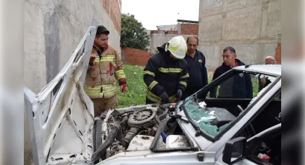 Manisa'da kaza: Otomobil evin duvarına çarptı