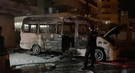 Aydın'da minibüs durduğu yerde yandı