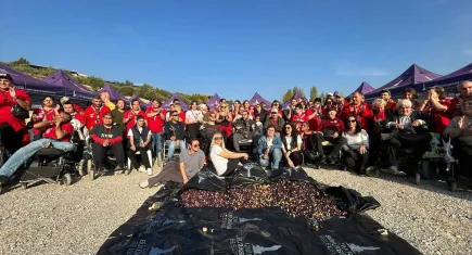 İzmir’de engelli vatandaşlar kışlık zeytinlerini hazırladı