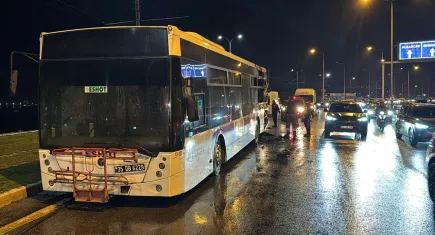 İzmir'de 121 numaralı otobüs yandı: Yolcular tahliye edildi!
