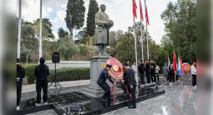 Bayraklı’da 24 Kasım Öğretmenler Günü çelenk töreniyle kutlandı
