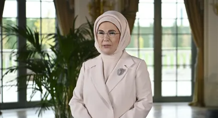 Emine Erdoğan’dan kadına şiddet mesajı: “Bir ailenin sesini kısan karanlık kırılma”