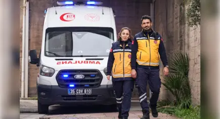 İzmir’de sağlıkçı eşler 8 yıldır aynı ambulansta hayat kurtarıyor