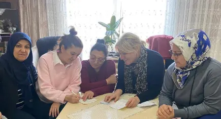 AK Partili kadınlar'dan Bornova'da saha çalışması