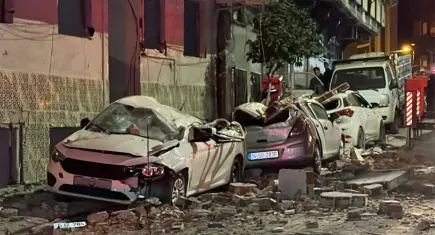 Zeytinburnu'nda 4 katlı binadan düşen parçalar araçları hurdaya çevirdi
