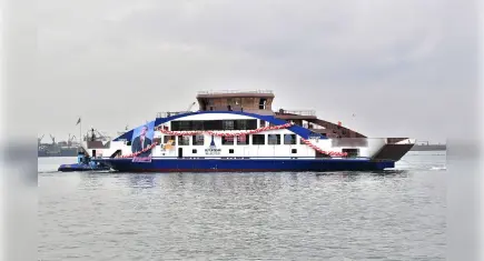 İzmir'de olumsuz hava koşulları nedeniyle arabalı vapur seferleri iptal edildi