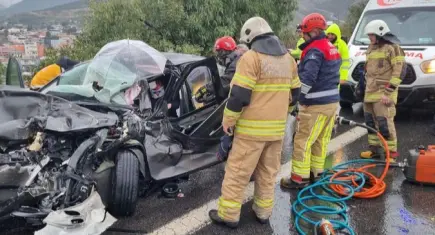 İzmir'deki zincirleme trafik kazasında itfaiyeden zamanla yarışan müdahale
