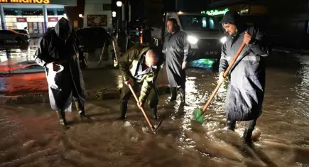 Çeşme Belediyesi sağanak yağışa karşı sahadaydı
