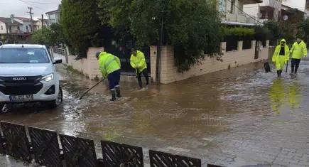 İzmir’de sağanak alarmı: Büyükşehir 1365 personel ile sahada!