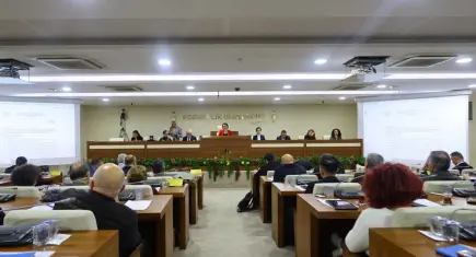 Karabağlar Meclisi’nde sert tartışmalar: Kütüphane, kooperatif ve yolsuzluk iddiaları gündemde