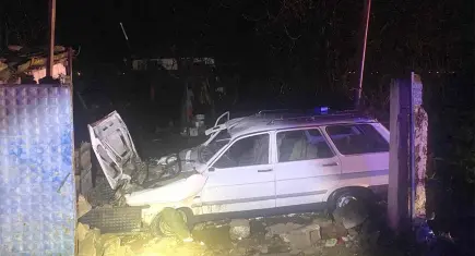 İzmir’de bahçe duvarına çarpan otomobildeki 1 kişi öldü: Sürücü tutuklandı 