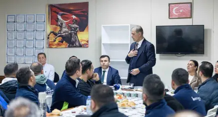 Başkan Tugay güne emekçilerle başladı