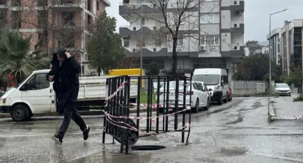 İzmir’de esnaf, yağış sonrası suyu kendi imkanlarıyla tahliye etti