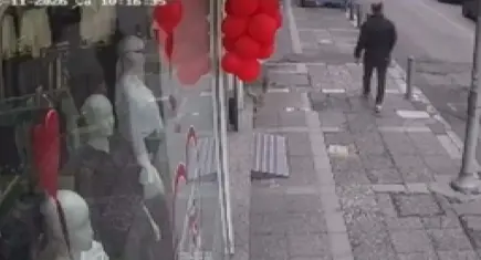 İzmir haber: Panelvan, kaldırımdaki yayaya çarptı