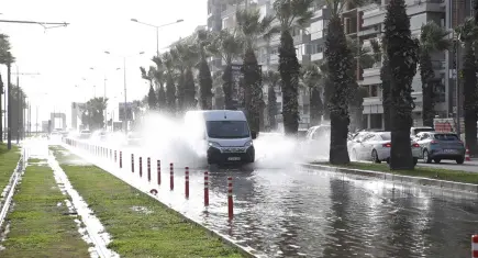 İzmir'de deniz karayla birleşti: Fırtına ulaşımı vurdu