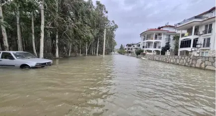 Köyceğiz Gölü taştı, ilçe sulara gömüldü: Araçlar su altında!