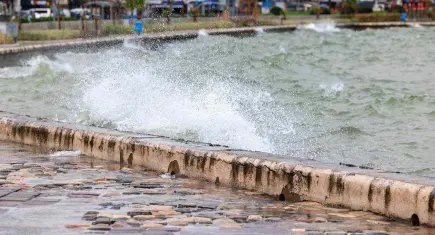 İzmir’de deniz seviyesi 85 santimetreye yükseldi
