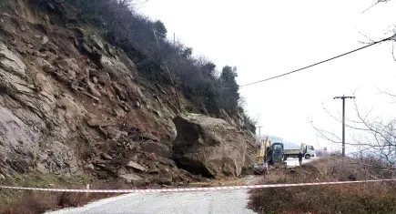 İzmir haber: Ödemiş’te heyelan nedeniyle yol kapandı