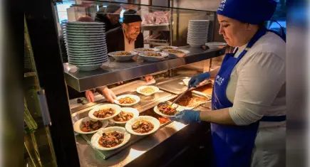 İzmir'de Ramazan dayanışması: Kent lokantalarında ücretsiz iftar sofrası