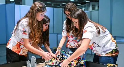 İzmir’de bilim kahramanları robotlarıyla yarıştı