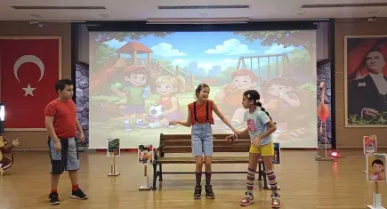 Çiğli’de tiyatroyla miniklere sağlık ve çevre bilinci