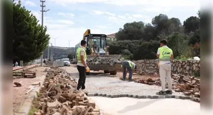 Çeşme Belediyesi’nden ilçe genelinde yol yenileme seferberliği