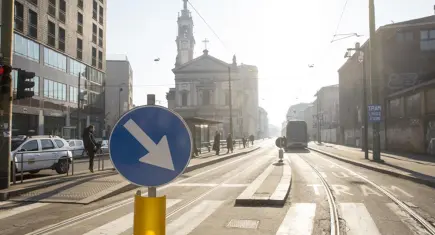 Milano'da tramvay dehşeti: Raydan çıkan araç dükkana girerek durabildi