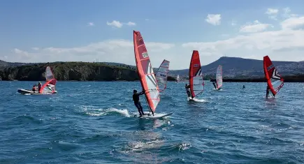 Foça’da valilik kupası heyecanı: 50 sporcu rüzgârla yarıştı