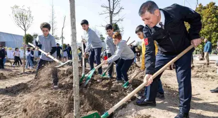 Kültürpark’ta beton alanlar yeşile dönüşüyor