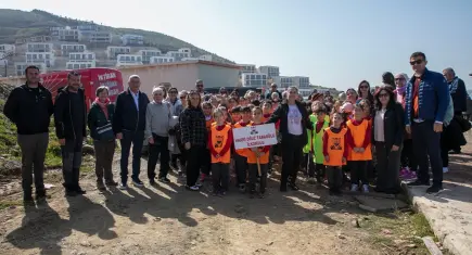 Güzelbahçe’de yeşil seferberlik: 1000 zeytin fidanı toprakla buluştu
