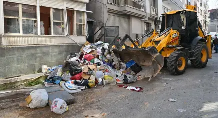 Karabağlar’da 9 yıllık çöp ev temizlendi: 15 kamyon atık çıkarıldı