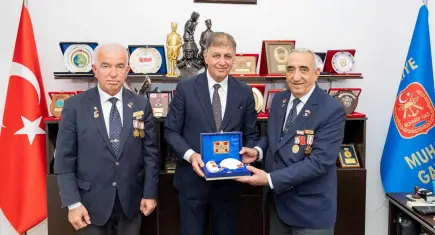 Başkan Tugay’dan şehit aileleri ve gazilere anlamlı ziyaret
