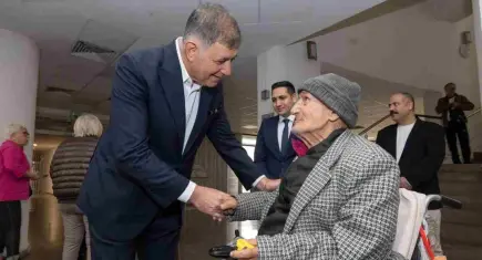 Başkan Tugay'dan huzurevinde bayramlaşma