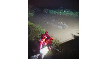 Menderes’te dereye uçan aracı İzmir İtfaiyesi kurtardı