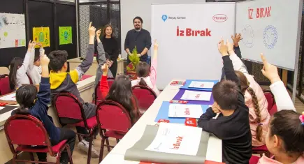 Türk Henkel’in “İz Bırak” projesi bu yıl İzmir’de çocuklarla buluşuyor