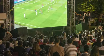 İzmirliler Kosova-Türkiye maçını dev ekranda coşkuyla izledi