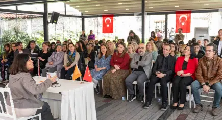 Latife Tekin Bornova’da gençlerle edebiyatı konuştu