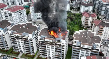Sıcak zift apartmanda yangına neden oldu: İşçiler mahsur kaldı