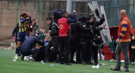 Yüksekovaspor-Fenerbahçe maçında gerginlik: Teknik direktör Gökhan Bozkaya yaralandı