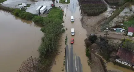 İzmir'de sağanak etkili oldu: Tarım arazilerini ve yolu su bastı