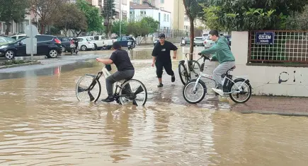 Ödemiş’te sağanak mesaisi: Dağlardan gelen sular şehir merkezine indi