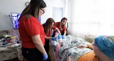 Balçova Belediyesi’nden yatağa bağımlı hastalara destek