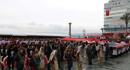 İzmir’de 23 Nisan kutlamaları Cumhuriyet Meydanı’ndaki törenle başladı