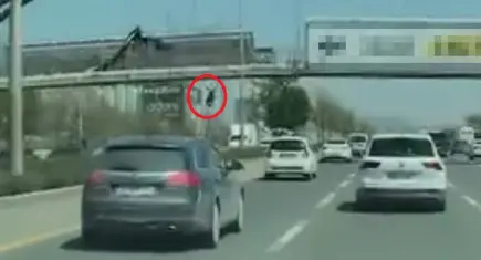 Afiş asarken üst geçitten düştü: Otomobilin altında can verdi