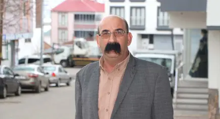 Bıyıklarıyla gündem olan ilçe başkanı konuştu: Yakıştığı için uzattım