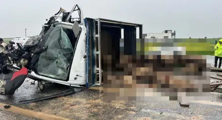 Kamyonet ile otomobil çarpıştı: 2 ölü, 3 ağır yaralı