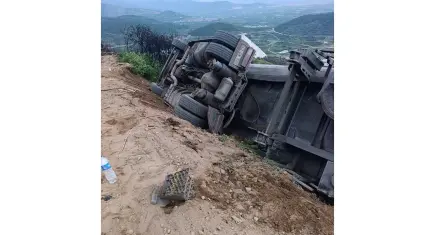 Ödemiş’te kamyon şarampole yuvarlandı