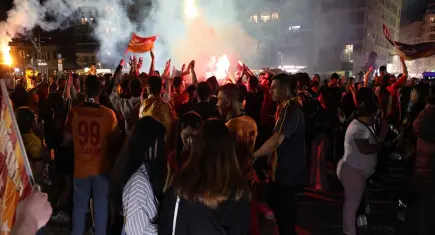 İzmir "Şampiyon Cimbom" sesleriyle inledi! 