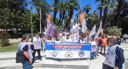 İzmir'de memurlar iş bırakarak CHP'ye yürüdü